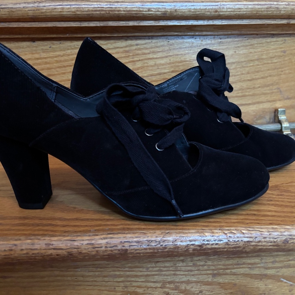 AEROSOLES Black Suede Lace-Up Block Heel Pumps